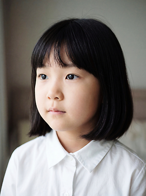 JPG 편집이미지 여자 어린이 짧은머리 실내 머리 방 바둑 의료성형뷰티 편집실사 AI인물포토 AI콘텐츠 헤어스타일 놀이 사람 내부 신체부위 CG 파일형식 AI포토