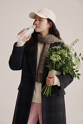 JPG 편집이미지 옷 여자 패션 꽃다발 건강 일상 캐주얼 물 마시기 물병 의료성형뷰티 편집실사 AI인물포토 AI콘텐츠 자연요소 꽃 모션 사람 라이프 물통 CG 파일형식 AI포토 식물 생활