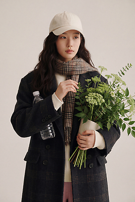 JPG 식물 모델 편집이미지 손 여자 꽃 꽃다발 코트 물병 체크무늬 의료성형뷰티 편집실사 AI인물포토 AI콘텐츠 무늬 사람 신체부위 외투 물통 CG 파일형식 AI포토 상의 옷