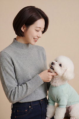 JPG 동물 편집이미지 여자 반려견 함께함 웃음 사람 반려동물 강아지 스웨터 즐거움 펫케어 의료성형뷰티 편집실사 AI인물포토 AI콘텐츠 감정 컨셉 상의 표정 관리 개 CG 파일형식 AI포토 옷 포유류
