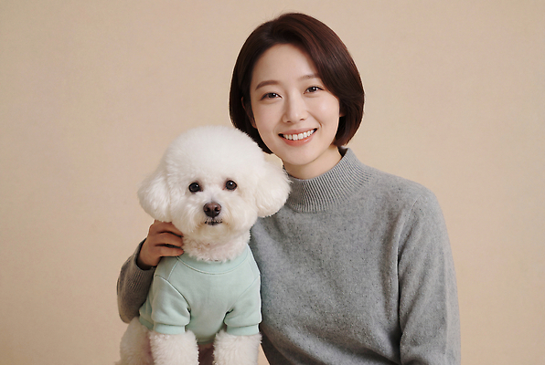 JPG 동물 편집이미지 여자 행복 반려견 포즈 자연 미소 사람 반려동물 강아지 펫케어 의료성형뷰티 편집실사 AI인물포토 AI콘텐츠 감정 표정 관리 개 CG 생태계 파일형식 AI포토 포유류
