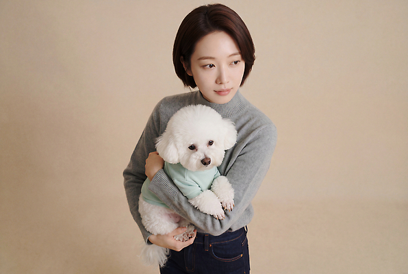 JPG 편집이미지 여자 반려견 포즈 사랑 반려동물 기쁨 강아지 스웨터 부드러움 펫케어 의료성형뷰티 편집실사 AI인물포토 AI콘텐츠 동물 감정 상의 관리 사람 감각 개 CG 파일형식 AI포토 옷 포유류
