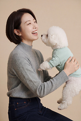 JPG 동물 편집이미지 여자 행복 반려견 포즈 놀이 사랑 웃음 친구 반려동물 강아지 스웨터 교감 펫케어 의료성형뷰티 편집실사 AI인물포토 AI콘텐츠 감정 상의 관계 표정 관리 사람 개 CG 파일형식 AI포토 옷 포유류