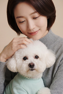 JPG 편집이미지 옷 여자 반려견 가족 털 사랑 미소 사람 친구 반려동물 귀여움 강아지 스웨터 펫케어 의료성형뷰티 쓰다듬기 편집실사 AI인물포토 AI콘텐츠 동물 감정 컨셉 상의 관계 모션 표정 관리 개 CG 파일형식 AI포토 포유류