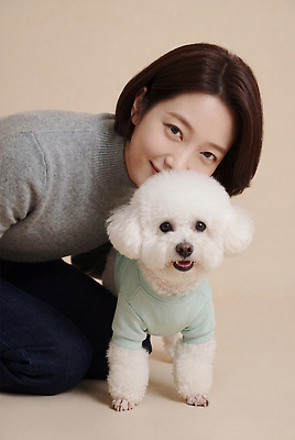 JPG 동물 편집이미지 옷 여자 반려견 포즈 함께함 표정 사랑 웃음 반려동물 개 강아지 펫케어 의료성형뷰티 편집실사 AI인물포토 AI콘텐츠 감정 컨셉 포유류 관리 사람 CG 파일형식 AI포토