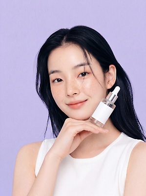 JPG 모델 편집이미지 여자 포즈 미소 화장품 상품 피부 피부관리 스킨케어 주근깨 의료성형뷰티 세럼 편집실사 AI인물포토 AI콘텐츠 표정 사람 신체부위 뷰티 점 CG 파일형식 AI포토