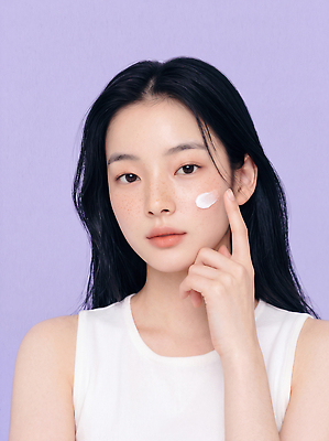 JPG 모델 편집이미지 여자 포즈 설명 촬영 화장품 피부 크림 피부관리 스킨케어 주근깨 보라색배경 의료성형뷰티 편집실사 AI인물포토 AI콘텐츠 모션 사람 신체부위 뷰티 보라색 점 CG 파일형식 AI포토 컬러