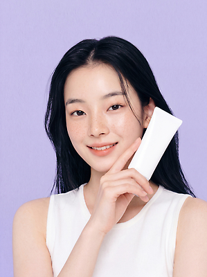 JPG 모델 편집이미지 여자 스튜디오 미소 화장 촬영 화장품 상품 피부 피부관리 스킨케어 주근깨 의료성형뷰티 편집실사 AI인물포토 AI콘텐츠 표정 사람 신체부위 뷰티 점 CG 파일형식 AI포토