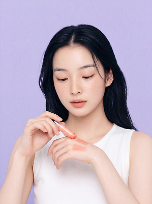 JPG 편집이미지 옷 여자 패션 일상 화장 화장품 립스틱 상품 피부관리 스킨케어 주근깨 의료성형뷰티 편집실사 AI인물포토 AI콘텐츠 사람 라이프 뷰티 점 CG 파일형식 AI포토 생활