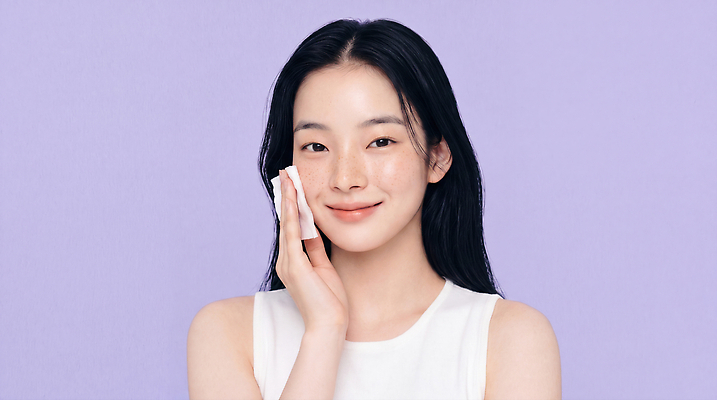JPG 편집이미지 여자 관리 화장 화장품 촉촉함 피부 피부관리 스킨케어 주근깨 패드 세안제 의료성형뷰티 편집실사 AI인물포토 AI콘텐츠 사람 신체부위 뷰티 젖음 점 CG 세안용품 파일형식 AI포토 생활용품 오브젝트