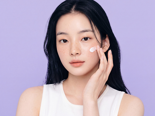 JPG 편집이미지 여자 관리 화장품 촉촉함 상품 피부 크림 피부관리 스킨케어 주근깨 의료성형뷰티 편집실사 AI인물포토 AI콘텐츠 사람 신체부위 뷰티 젖음 점 CG 파일형식 AI포토