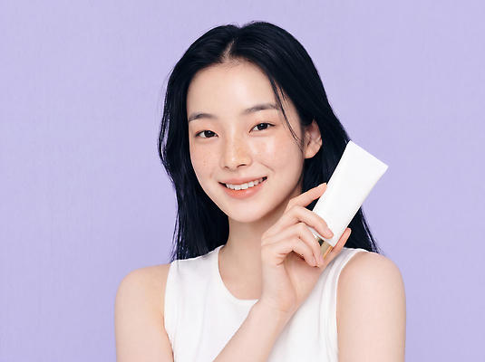 JPG 모델 편집이미지 여자 안내 미소 화장 촬영 화장품 상품 피부 피부관리 스킨케어 주근깨 의료성형뷰티 편집실사 AI인물포토 AI콘텐츠 표정 사람 신체부위 뷰티 점 CG 파일형식 AI포토