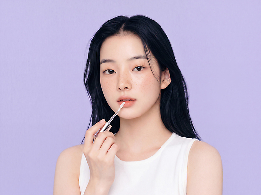 JPG 편집이미지 여자 포즈 미소 화장 머리카락 촬영 화장품 피부관리 립글로스 스킨케어 주근깨 의료성형뷰티 스타일 편집실사 AI인물포토 AI콘텐츠 표정 사람 뷰티 머리 점 CG 파일형식 AI포토 신체부위