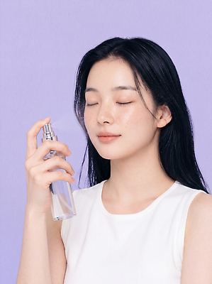 JPG 편집이미지 여자 건강 화장 촬영 화장품 상품 뿌리기 피부 피부관리 스프레이 스킨케어 주근깨 의료성형뷰티 스타일 편집실사 AI인물포토 AI콘텐츠 모션 사람 신체부위 뷰티 점 CG 파일형식 AI포토
