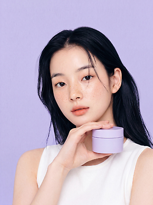 JPG 모델 편집이미지 여자 패션 표정 촬영 화장품 용기 피부 크림 피부관리 스킨케어 주근깨 의료성형뷰티 스타일 편집실사 AI인물포토 AI콘텐츠 그릇 사람 신체부위 뷰티 점 CG 파일형식 AI포토 식기