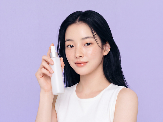 JPG 모델 편집이미지 여자 안내 미소 화장 촬영 화장품 상품 피부관리 스프레이 스킨케어 주근깨 의료성형뷰티 편집실사 AI인물포토 AI콘텐츠 표정 사람 뷰티 점 CG 파일형식 AI포토