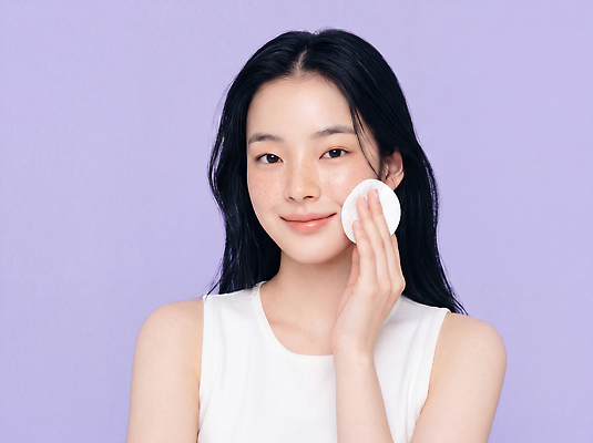 JPG 편집이미지 여자 관리 미소 화장 화장품 촉촉함 피부 피부관리 스킨케어 주근깨 패드 화장솜 의료성형뷰티 편집실사 AI인물포토 AI콘텐츠 표정 사람 신체부위 뷰티 젖음 화장용품 점 CG 파일형식 AI포토 미용용품 오브젝트