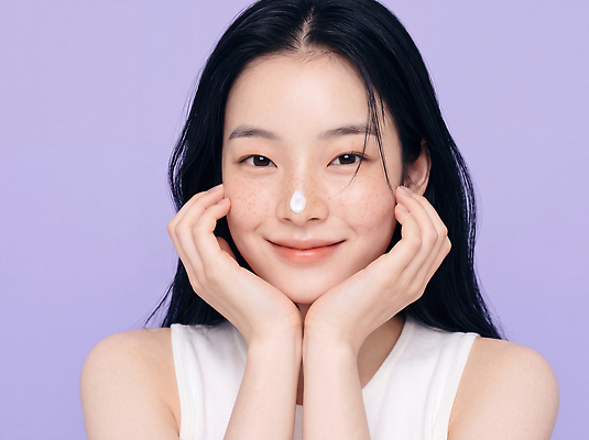 JPG 편집이미지 여자 건강 관리 미소 화장품 상품 피부 크림 피부관리 스킨케어 주근깨 의료성형뷰티 편집실사 AI인물포토 AI콘텐츠 표정 사람 신체부위 뷰티 점 CG 파일형식 AI포토