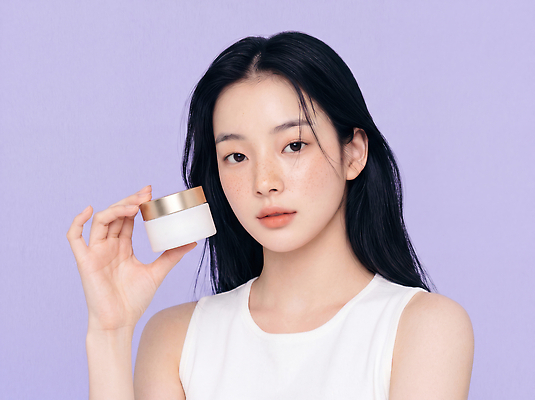JPG 모델 편집이미지 여자 표정 관리 화장 촬영 화장품 상품 피부 크림 피부관리 스킨케어 주근깨 의료성형뷰티 편집실사 AI인물포토 AI콘텐츠 사람 신체부위 뷰티 점 CG 파일형식 AI포토