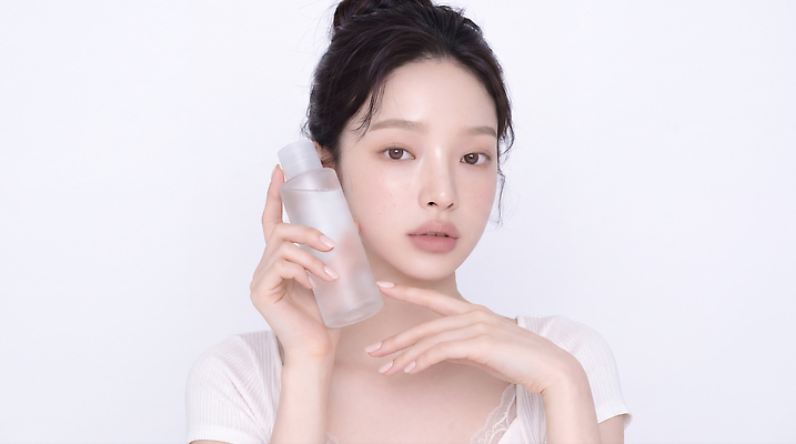 JPG 편집이미지 여자 얼굴 표정 미소 뷰티 촬영 화장품 상품 피부 피부관리 일과 스킨케어 뷰티라이프 세안제 의료성형뷰티 편집실사 AI인물포토 AI콘텐츠 라이프스타일 사람 신체부위 CG 세안용품 파일형식 AI포토 생활용품 생활 오브젝트