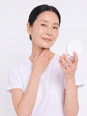 JPG 편집이미지 여자 얼굴 중년 관리 화장 상품 피부관리 화장실 스킨케어 보습 팩트 의료성형뷰티 편집실사 AI인물포토 AI콘텐츠 사람 성인 신체부위 뷰티 화장품 CG 파일형식 AI포토
