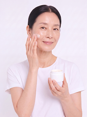 JPG 편집이미지 여자 얼굴 중년 관리 빛 화장 화장품 주름 상품 피부 크림 피부관리 스킨케어 모공 수분크림 의료성형뷰티 편집실사 AI인물포토 AI콘텐츠 사람 성인 신체부위 뷰티 CG 파일형식 AI포토