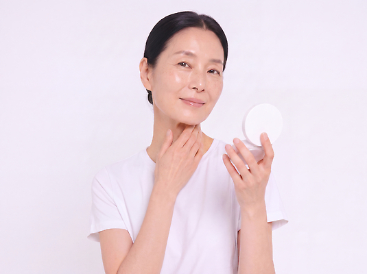 JPG 편집이미지 여자 얼굴 중년 포즈 관리 미소 화장품 흰색 상품 피부 오브젝트 피부관리 스킨케어 팩트 의료성형뷰티 편집실사 AI인물포토 AI콘텐츠 컬러 표정 사람 성인 신체부위 뷰티 CG 파일형식 AI포토