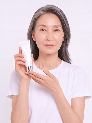 JPG 모델 편집이미지 여자 중년 표정 화장품 상품 편안함 알림 피부관리 튜브 스킨케어 의료성형뷰티 편집실사 AI인물포토 AI콘텐츠 사람 성인 뷰티 감각 CG 파일형식 AI포토