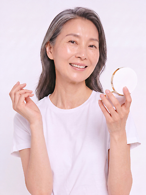 JPG 편집이미지 여자 행복 얼굴 중년 미소 화장 거울 상품 피부 피부관리 스킨케어 자기관리 팩트 의료성형뷰티 편집실사 AI인물포토 AI콘텐츠 감정 표정 사람 성인 신체부위 뷰티 화장품 CG 파일형식 AI포토