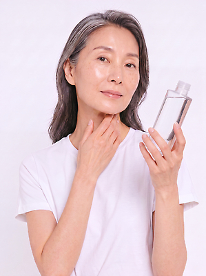 JPG 편집이미지 여자 중년 포즈 깨끗함 화장품 자신감 상품 피부관리 스킨케어 의료성형뷰티 편집실사 AI인물포토 AI콘텐츠 감정 컨셉 사람 성인 뷰티 CG 파일형식 AI포토
