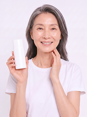 JPG 편집이미지 여자 노년 중년 미소 촬영 화장품 상품 피부 피부관리 스킨케어 자기관리 의료성형뷰티 스타일 편집실사 AI인물포토 AI콘텐츠 표정 사람 성인 신체부위 뷰티 CG 파일형식 AI포토