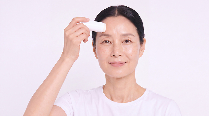 JPG 편집이미지 여자 중년 미소 라이프 화장품 상품 피부관리 스킨케어 안티에이징 이마 자기관리 의료성형뷰티 편집실사 선스틱 AI인물포토 AI콘텐츠 표정 사람 성인 생활 뷰티 CG 파일형식 AI포토