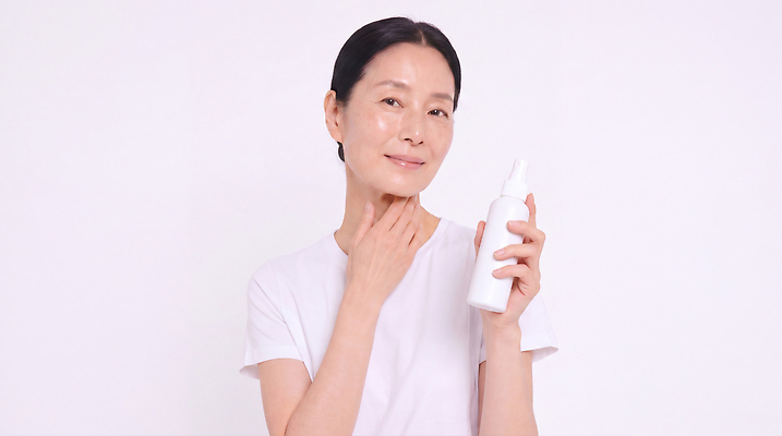 JPG 편집이미지 여자 얼굴 중년 관리 웃음 화장품 흰색 상품 피부 피부관리 스킨케어 의료성형뷰티 편집실사 AI인물포토 AI콘텐츠 컬러 표정 사람 성인 신체부위 뷰티 CG 파일형식 AI포토