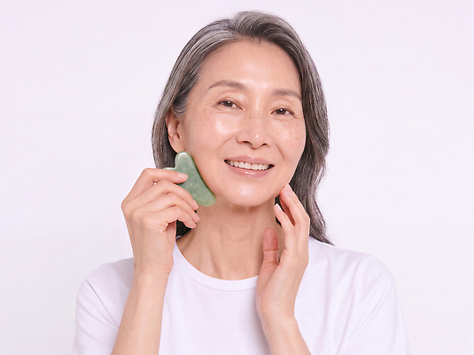 JPG 편집이미지 여자 얼굴 중년 관리 웃음 촬영 도구 마사지 주름 피부 피부관리 스킨케어 의료성형뷰티 괄사 편집실사 AI인물포토 AI콘텐츠 표정 사람 성인 신체부위 뷰티 CG 파일형식 AI포토
