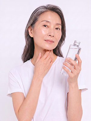 JPG 편집이미지 여자 중년 티셔츠 관리 미소 촬영 화장품 피부 피부관리 스킨케어 의료성형뷰티 편집실사 AI인물포토 AI콘텐츠 셔츠 표정 사람 성인 신체부위 뷰티 CG 파일형식 AI포토 상의 옷