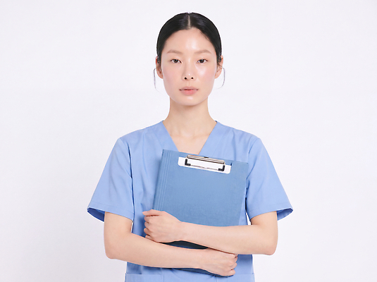 JPG 편집이미지 여자 포즈 유니폼 의학 건강 병원 앞모습 의료진 의사 작업 서류판 전문 의료성형뷰티 편집실사 AI인물포토 AI콘텐츠 직업 옷 뷰포인트 사람 사무용품 CG 파일형식 AI포토 문구용품 오브젝트