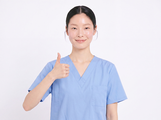 JPG 편집이미지 직업 여자 유니폼 의학 건강 병원 웃음 치료 간호사 의사 엄지손가락 전문직 의료성형뷰티 편집실사 AI인물포토 AI콘텐츠 옷 손가락 표정 사람 의료진 CG 파일형식 AI포토 손 신체부위