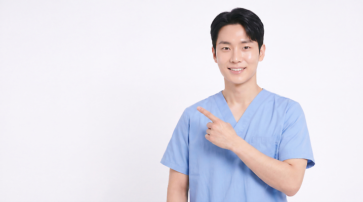 JPG 편집이미지 남자 의학 건강 병원 설명 치료 진료 의료진 의사 가운 전문 의료성형뷰티 편집실사 AI인물포토 AI콘텐츠 직업 옷 모션 사람 CG 파일형식 AI포토
