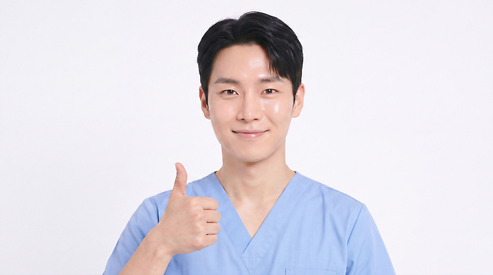 JPG 편집이미지 직업 남자 행복 의학 건강 병원 미소 치료 의료진 의사 수술복 따봉 의료성형뷰티 편집실사 AI인물포토 AI콘텐츠 감정 표정 사람 엄지손가락 최고 가운 CG 파일형식 AI포토 옷 손가락 손 신체부위