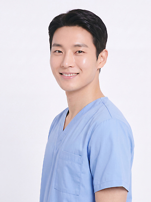 JPG 편집이미지 직업 남자 의학 건강 병원 미소 치료 의사 전문 의료성형뷰티 편집실사 AI인물포토 AI콘텐츠 표정 사람 의료진 CG 파일형식 AI포토