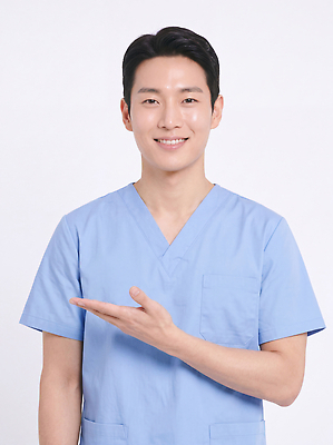 JPG 편집이미지 남자 포즈 짧은머리 웃음 외투 의료진 의사 가리킴 전문직 연습 의료성형뷰티 편집실사 AI인물포토 AI콘텐츠 직업 헤어스타일 상의 의학 표정 사람 손짓 CG 파일형식 AI포토 옷 모션
