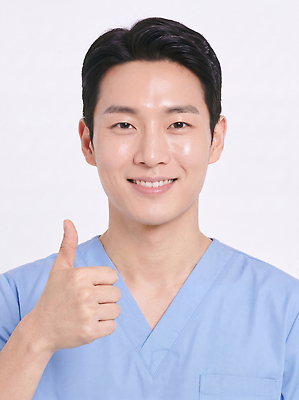 JPG 편집이미지 직업 남자 의학 표정 건강 웃음 의사 엄지손가락 서비스 전문 의료성형뷰티 편집실사 AI인물포토 AI콘텐츠 손가락 사람 의료진 CG 파일형식 AI포토 손 신체부위