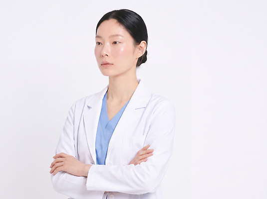 JPG 편집이미지 여자 포즈 의학 표정 건강 팔짱 의사 의사가운 전문직 의료성형뷰티 편집실사 AI인물포토 AI콘텐츠 직업 모션 사람 의료진 가운 CG 파일형식 AI포토 옷