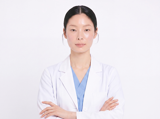 JPG 편집이미지 여자 의학 건강 병원 실험 치료 팔짱 진료 의사 가운 의사가운 전문직 상담 의료성형뷰티 편집실사 AI인물포토 AI콘텐츠 직업 옷 모션 사람 의료진 CG 파일형식 AI포토