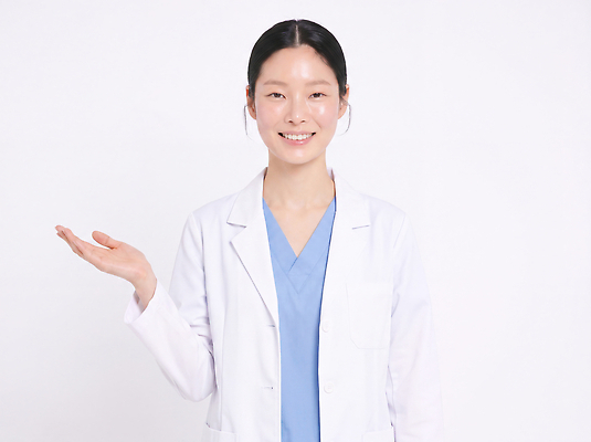 JPG 편집이미지 직업 여자 의학 건강 설명 치료 의사 가운 의사가운 상담 시스템 전문 의료성형뷰티 편집실사 AI인물포토 AI콘텐츠 옷 모션 사람 의료진 CG 파일형식 AI포토