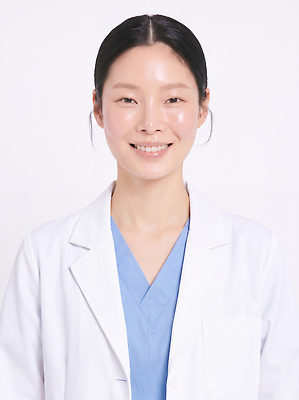 JPG 편집이미지 직업 여자 유니폼 의학 건강 미소 치료 의사 코트 의사가운 전문직 고객 의료성형뷰티 편집실사 AI인물포토 AI콘텐츠 옷 표정 사람 외투 의료진 가운 CG 파일형식 AI포토 상의