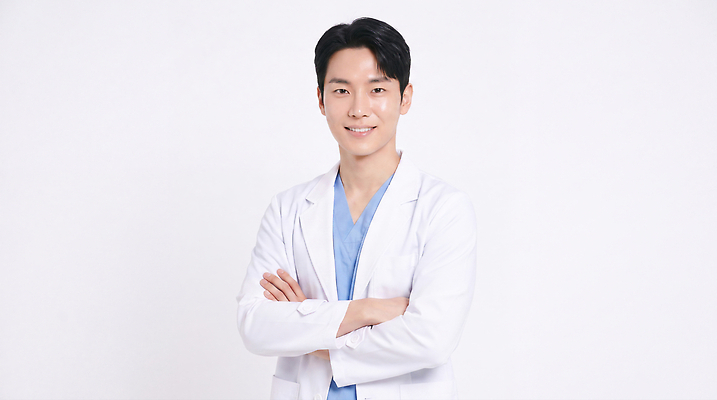 JPG 편집이미지 남자 의학 건강 병원 웃음 치료 팔짱 진료 의사 의사가운 전문직 흰가운 의료성형뷰티 편집실사 AI인물포토 AI콘텐츠 직업 모션 표정 사람 의료진 가운 CG 파일형식 AI포토 옷