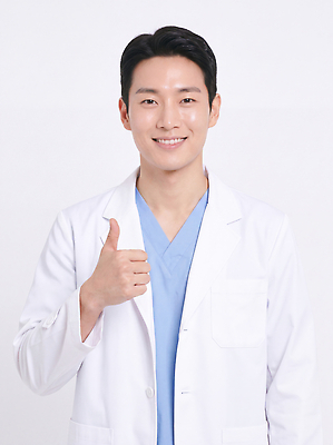 JPG 편집이미지 직업 남자 의학 건강 병원 미소 의사 엄지손가락 의사가운 전문직 자기소개 의료성형뷰티 편집실사 AI인물포토 AI콘텐츠 손가락 표정 사람 의료진 가운 CG 파일형식 AI포토 손 옷 신체부위