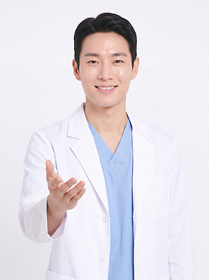 JPG 편집이미지 남자 의학 건강 병원 치료 진료 의사 의사가운 전문직 상담 환영 입원 의료성형뷰티 편집실사 AI인물포토 AI콘텐츠 직업 사람 의료진 가운 CG 파일형식 AI포토 옷