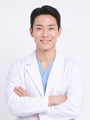 JPG 편집이미지 남자 포즈 의학 건강 병원 미소 치료 진료 의사 의사가운 상담 전문 의료성형뷰티 편집실사 AI인물포토 AI콘텐츠 표정 사람 의료진 가운 CG 파일형식 AI포토 직업 옷